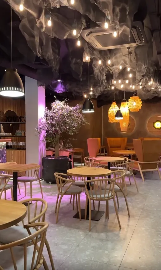 Комфортні столики та м'які крісла у сучасному залі ресторану Mono Hotel & Restaurant у Рівному.