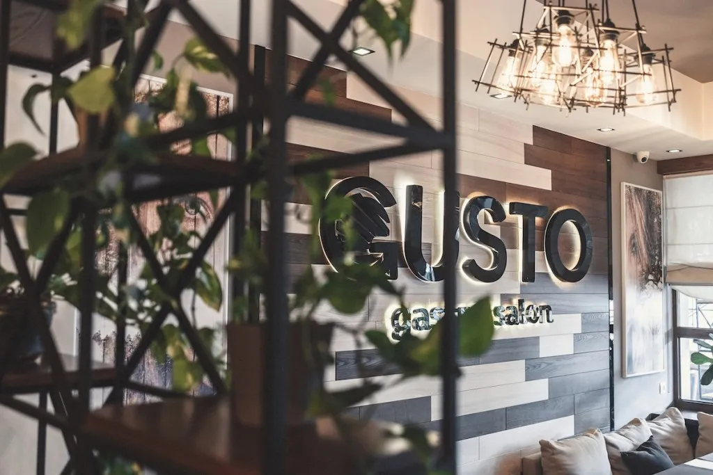 Ресторан Gusto Рівне, інтер'єр з логотипом на стіні