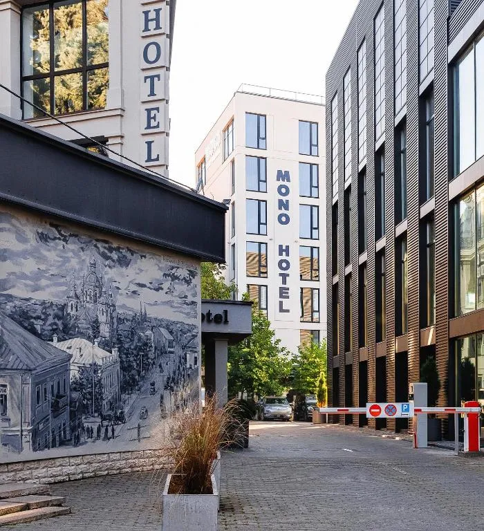 Фасад сучасного корпусу готелю Mono Hotel та в'їзна зона з парковкою у центрі Рівного.
