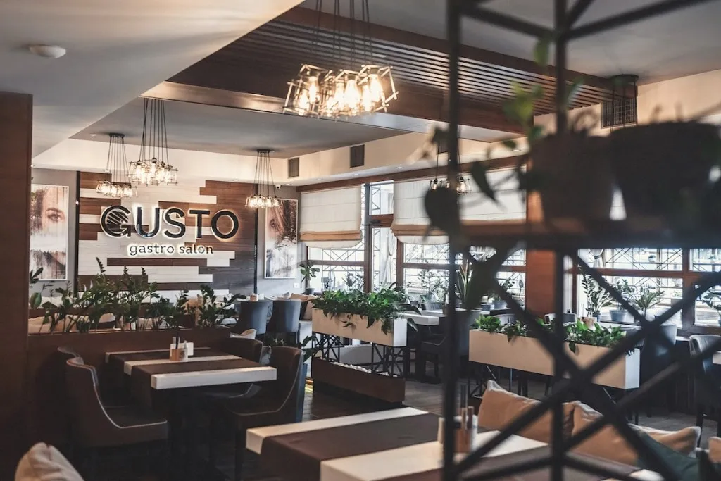 Ресторан Gusto Рівне — ресторан у Рівному, сучасний інтер'єр з рослинами
