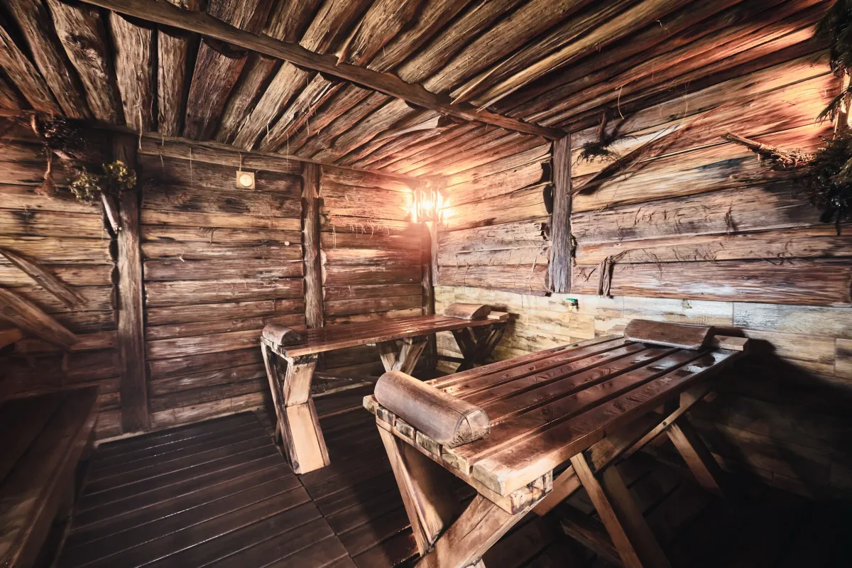 Дерев'яні масажні столи в аутентичній парній зоні спа-комплексу SPA Chalet.