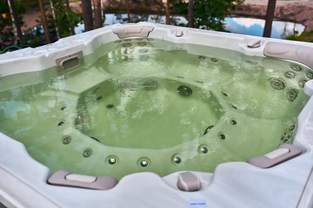 Гідромасажне джакузі з чистою водою у спа-комплексі SPA Chalet курорту Zaliv.