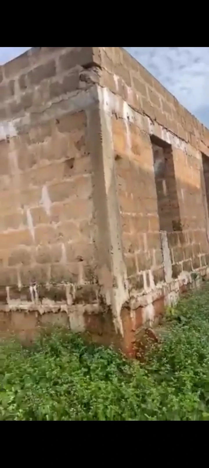 4 Bedroom Flat for Sale in Eriinosa community of sapele road by pass...A storey building of four flats and 3 bedrooms each  and 2 flats all ensuite, Edo - Image 1