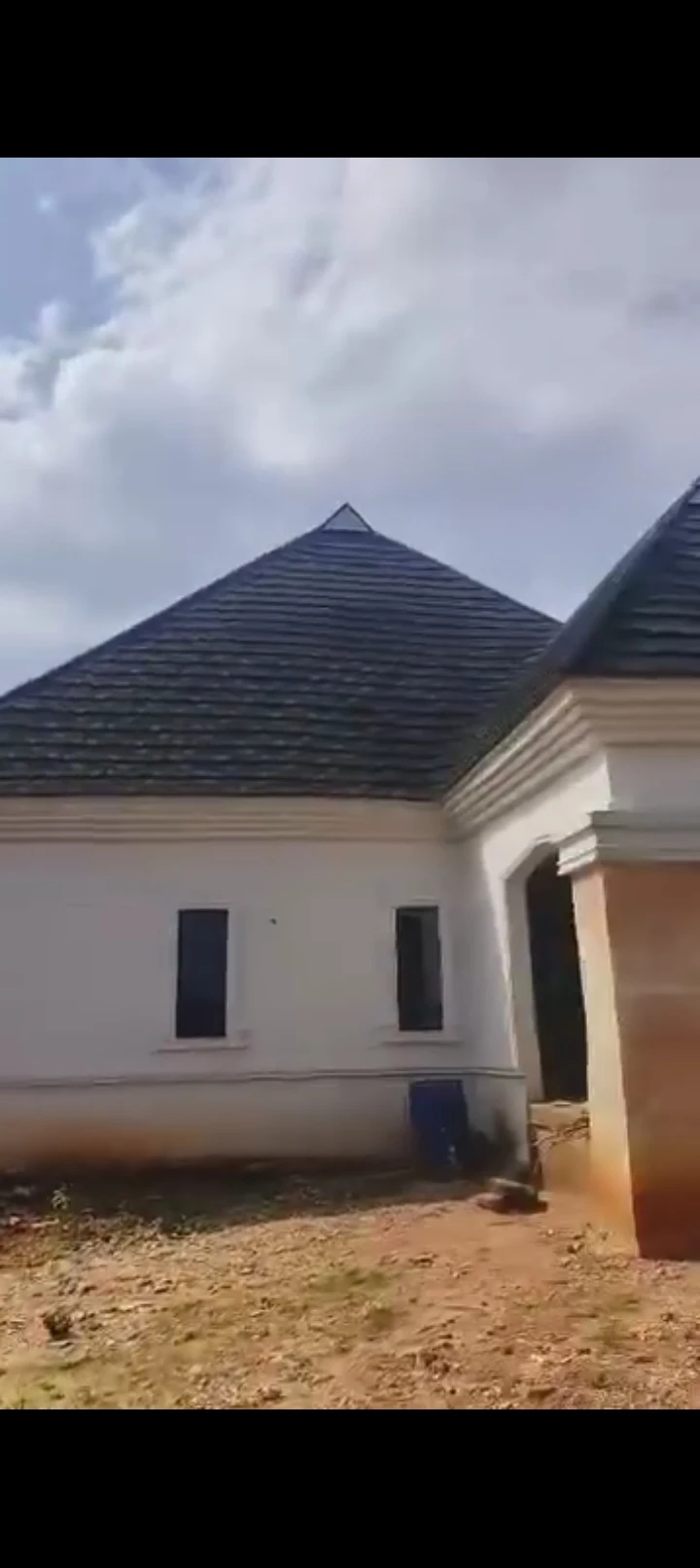 Bungalow for Sale in Obayanfor close to  onagie accessible through airport road,b.  Security gate not complete, Edo cover picture