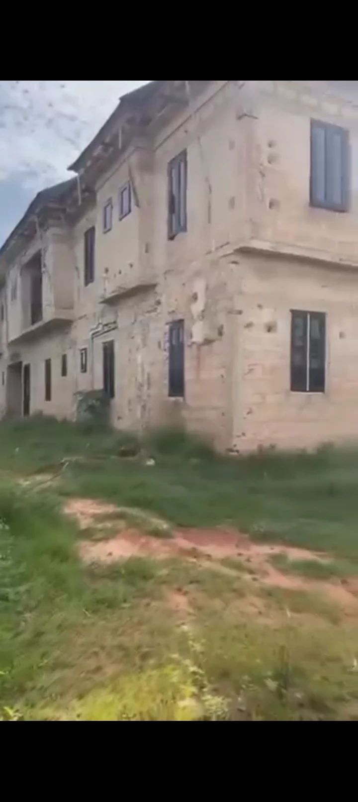 4 Bedroom Flat for Sale in Eriinosa community of sapele road by pass...A storey building of four flats and 3 bedrooms each  and 2 flats all ensuite, Edo cover picture