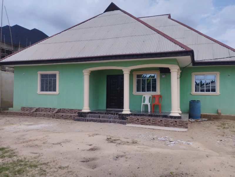 3 Bedroom Flat for Sale in Idu Uruan by the road side close to Local Government Headquarters, Akwa Ibom - Image 3