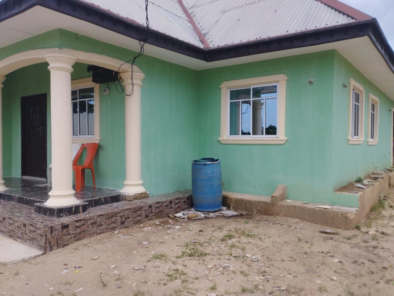 3 Bedroom Flat for Sale in Idu Uruan by the road side close to Local Government Headquarters, Akwa Ibom - Image 4
