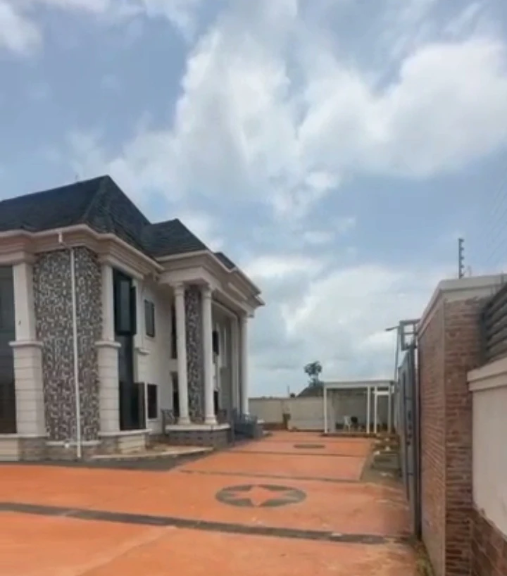 Duplex for Sale in Okhouromi, Edo - Image 2