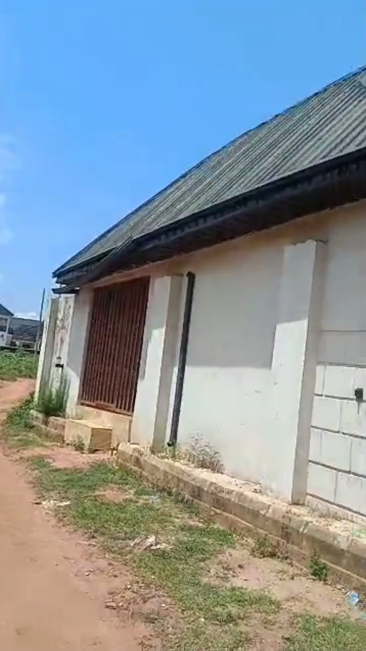 Bungalow for Sale in Uhie sapele road, Edo - Image 4