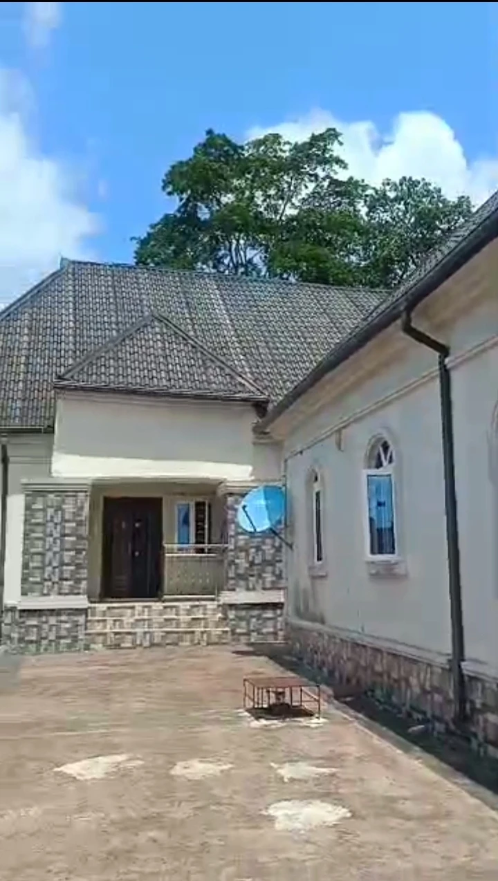 Bungalow for Sale in Uhie sapele road, Edo - Image 2