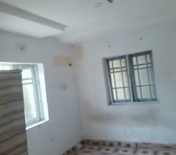 2 Bedroom Flat for Rent in Etete GRA, Edo - Image 4