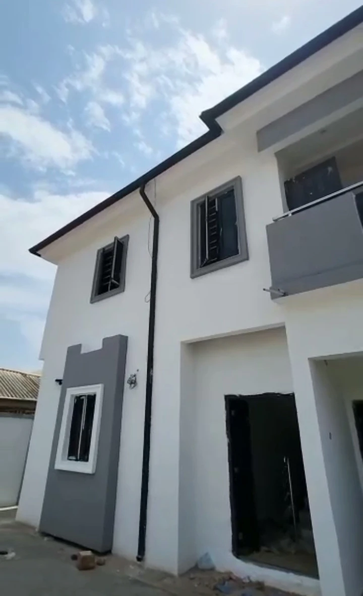 3 Bedroom Flat for Sale in Ekhea sapele road Benin city, Edo - Image 1