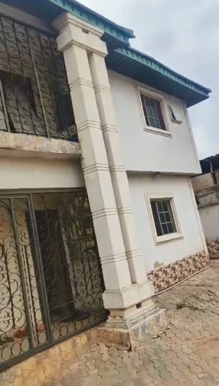3 Bedroom Flat for Sale in Eayan Aduwawa, Edo - Image 1