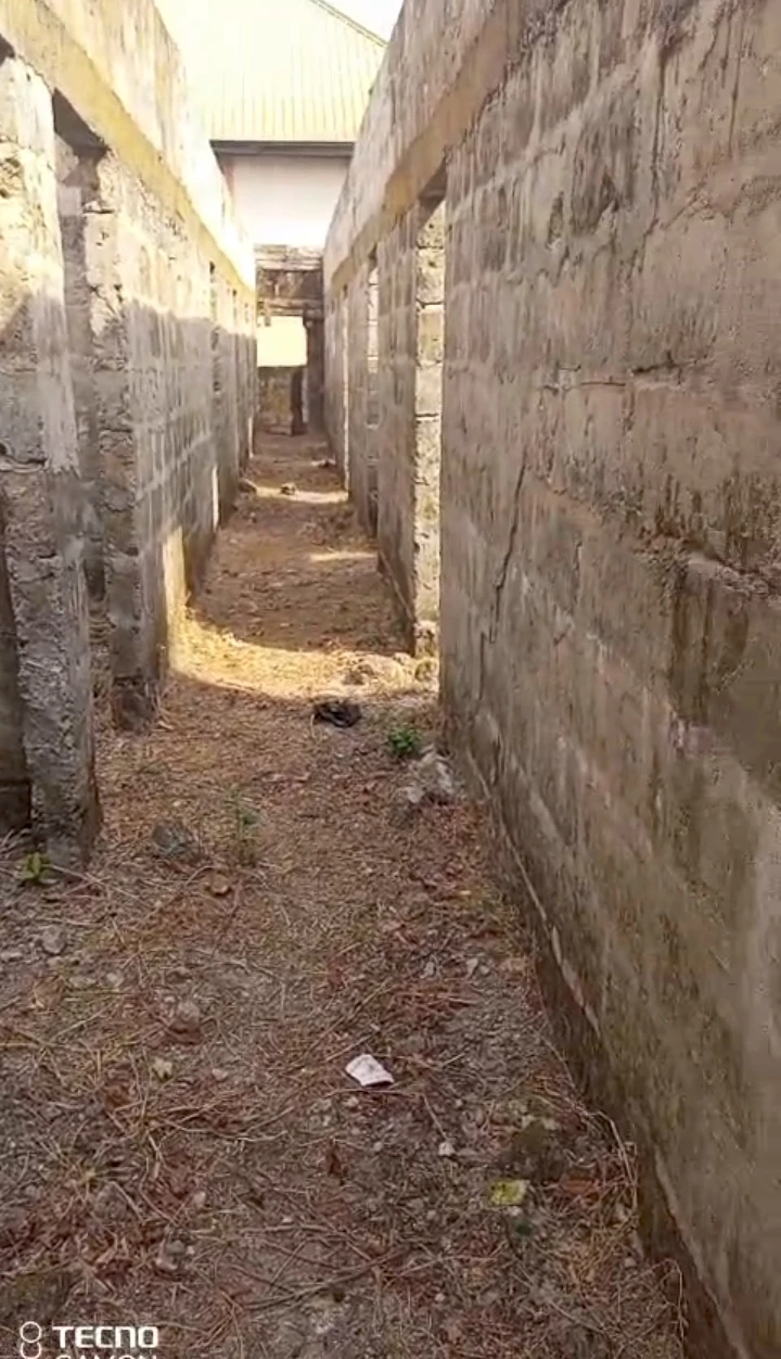 Uncompleted Building for Sale in Ohghobi community sapele road, Edo - Image 1