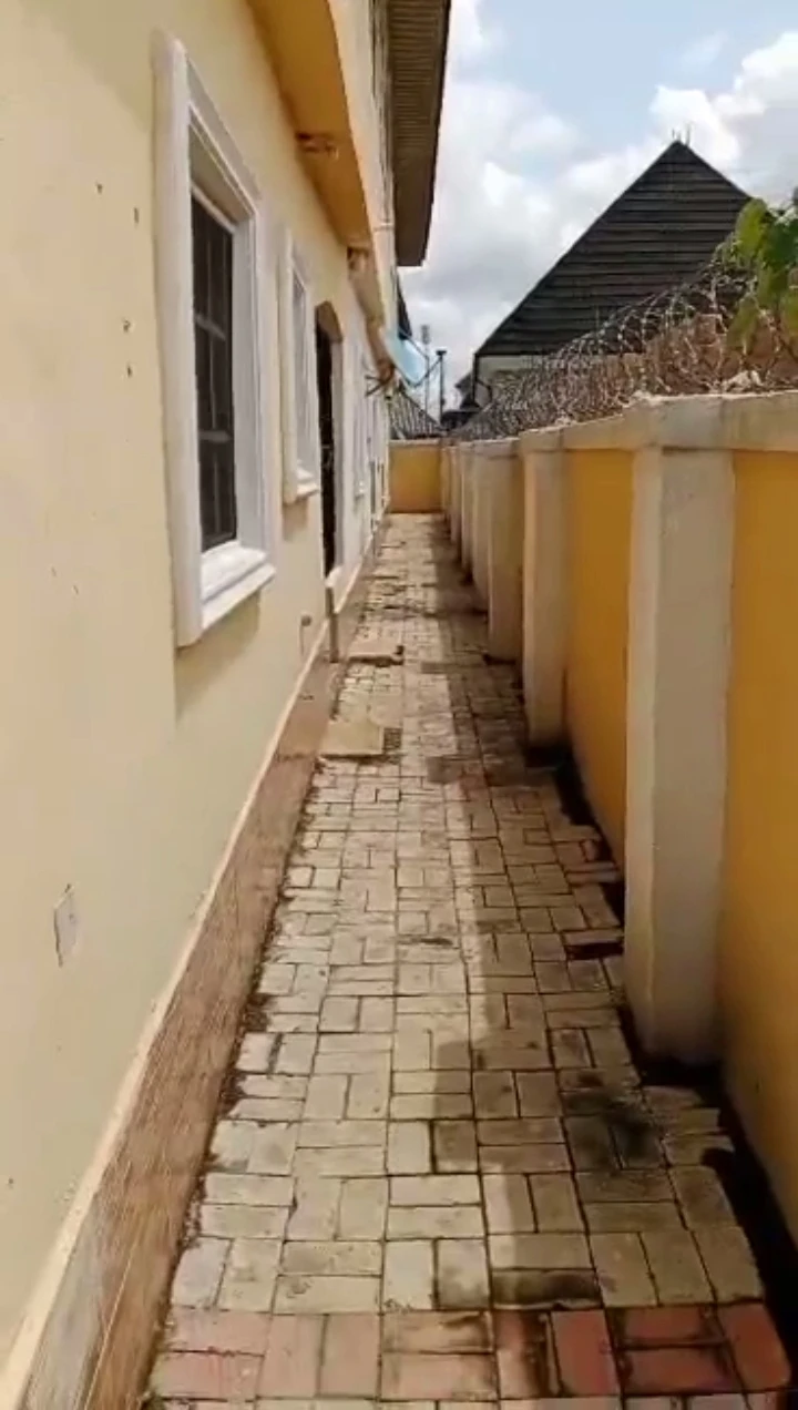 2 Bedroom Flat for Sale in Obe sapele road, Edo - Image 3