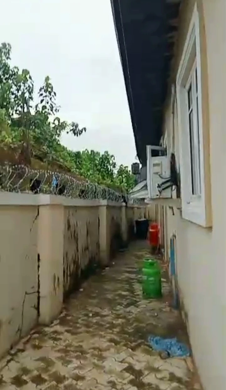3 Bedroom Flat for Sale in WAEC RD Ogunwenyin, Edo - Image 2