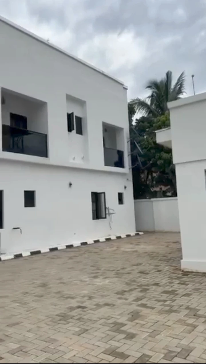 Hotel for Sale in Airport road, Edo - Image 2
