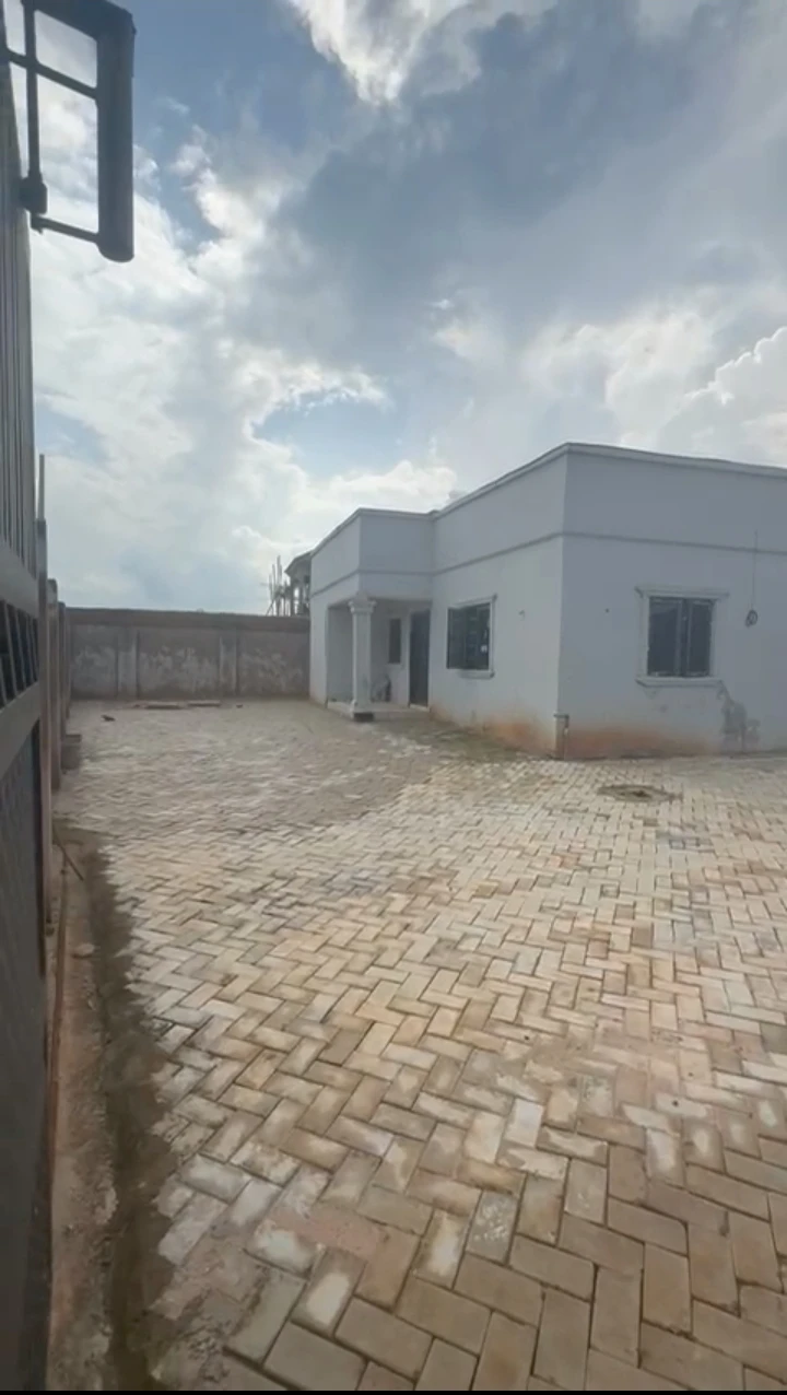 Bungalow for Sale in Okhouromi off airport road, Edo - Image 1