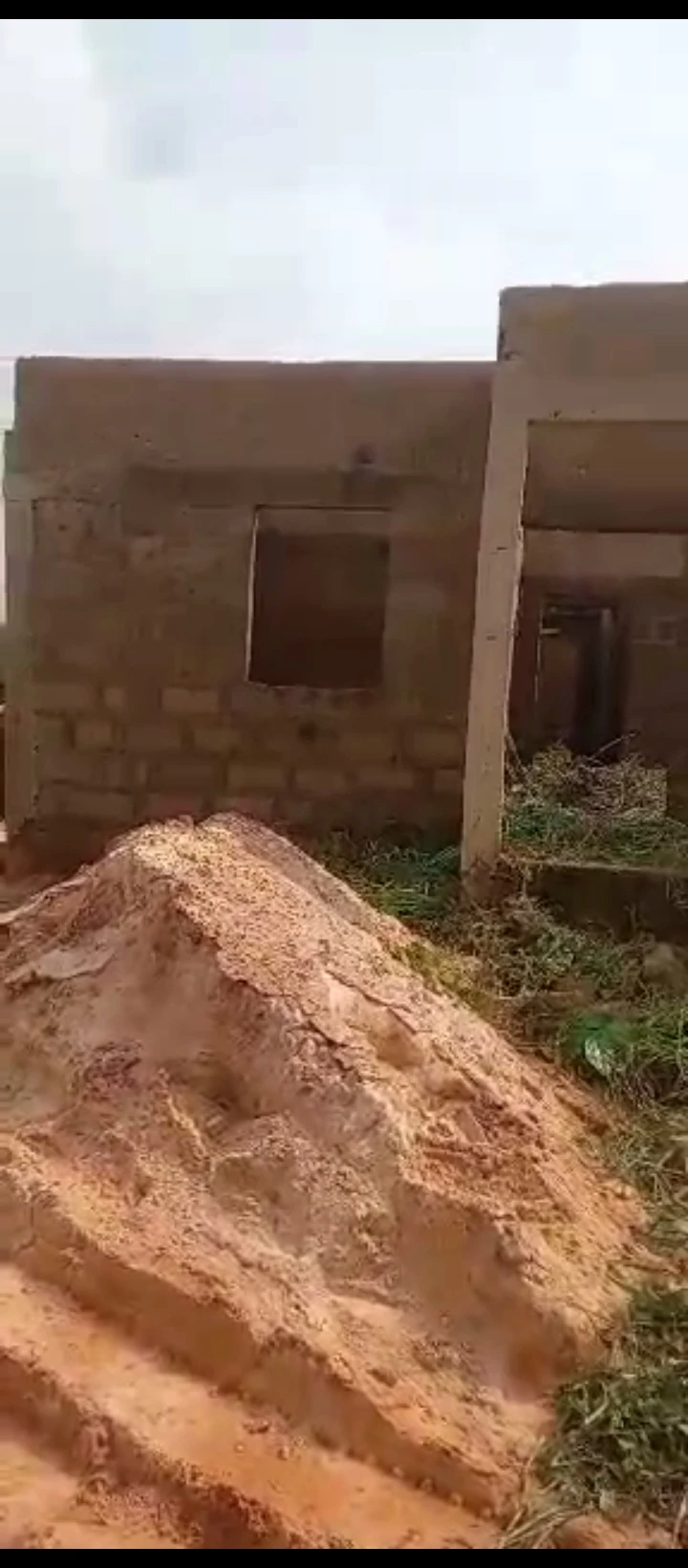Uncompleted Building for Sale in Obagie road, Edo - Image 2