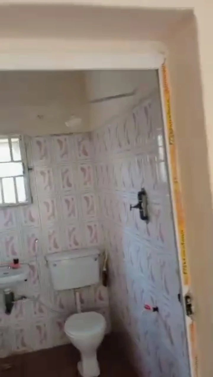 3 Bedroom Flat for Rent in Etete GRA, Edo - Image 2