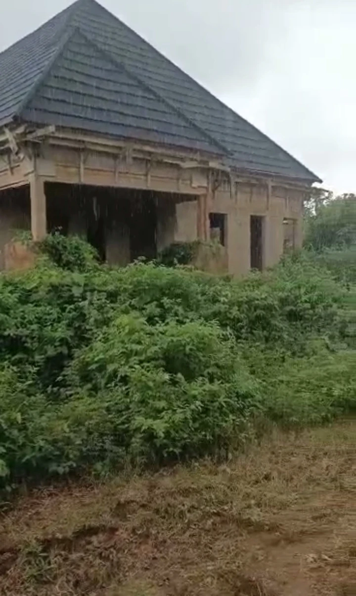 Uncompleted Building for Sale in Okhouromi, Edo - Image 1