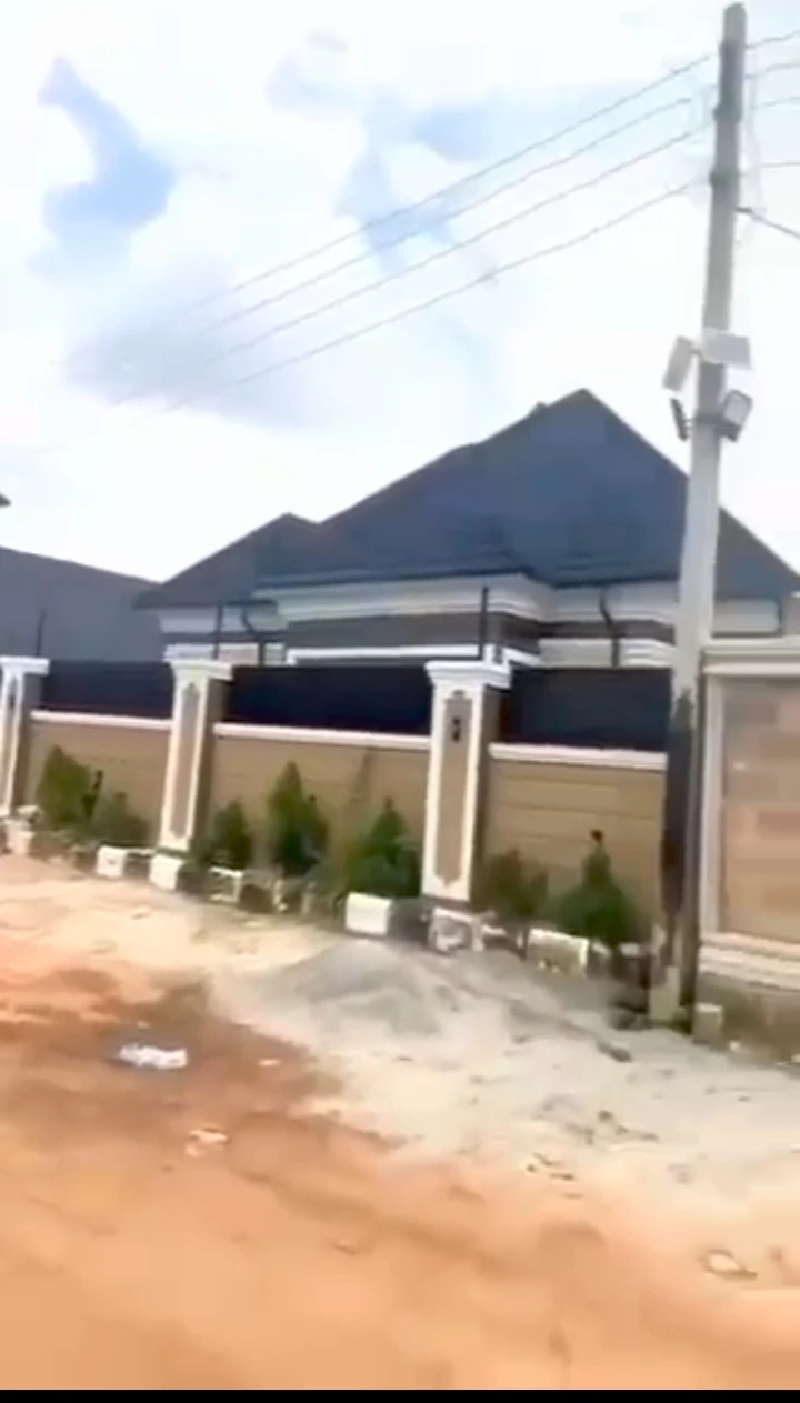 3 Bedroom Flat for Sale in Uhor sapele road bypass, Edo - Image 2