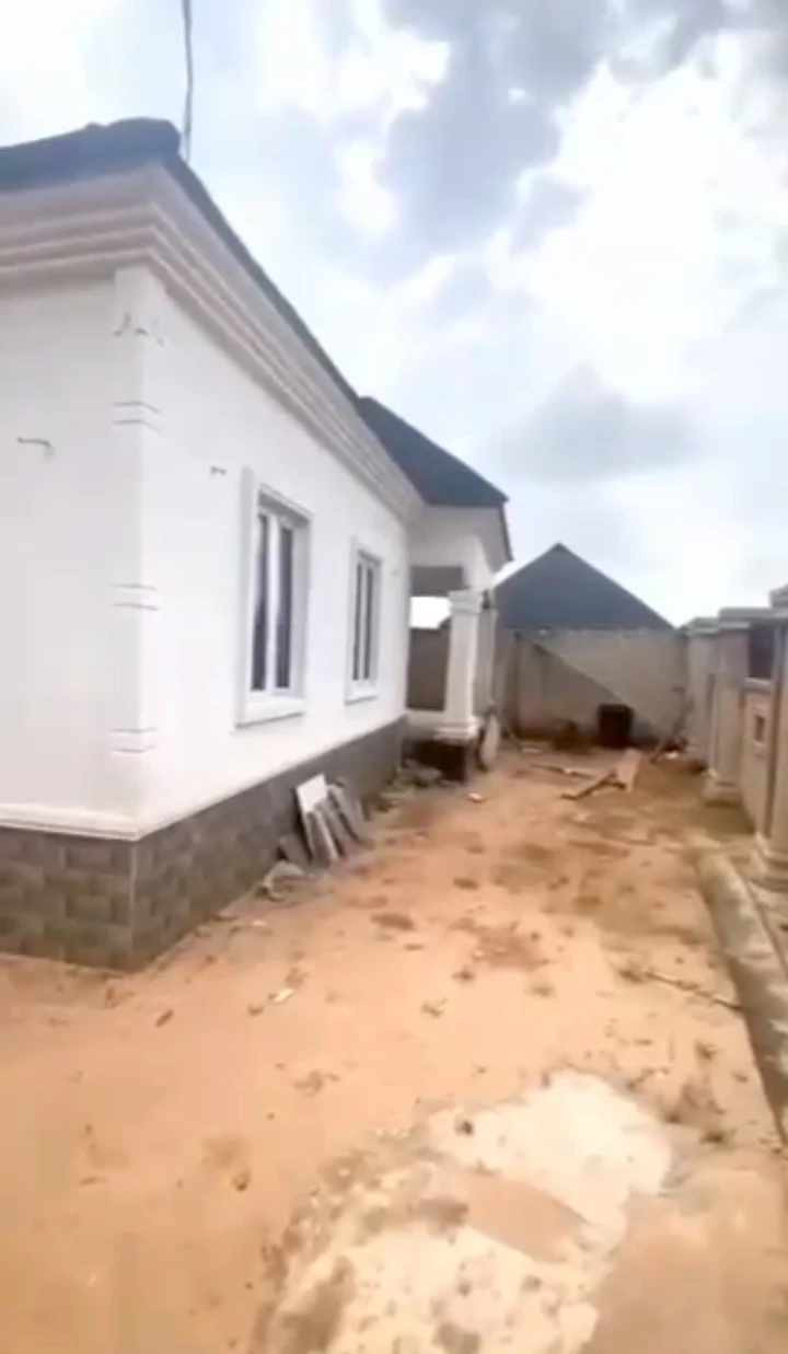 3 Bedroom Flat for Sale in Uhor sapele road bypass, Edo - Image 1