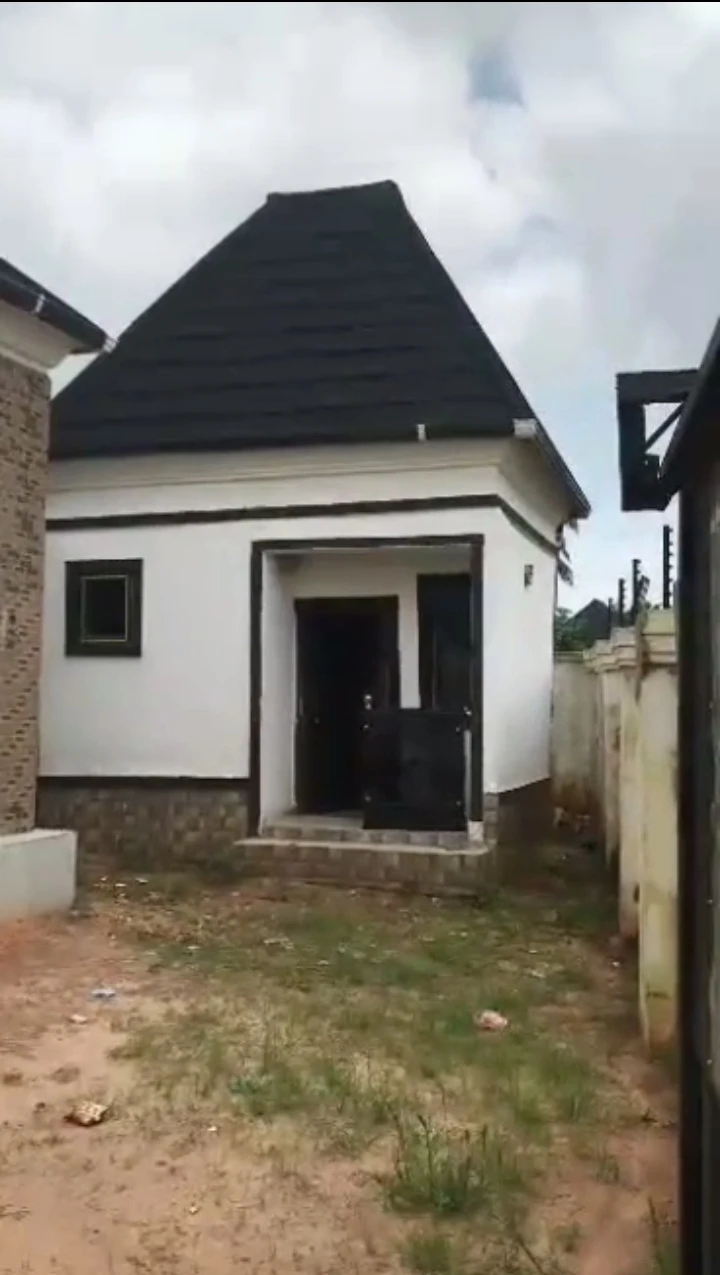 Bungalow for Sale in Oluku Benin Lagos road, Edo - Image 2