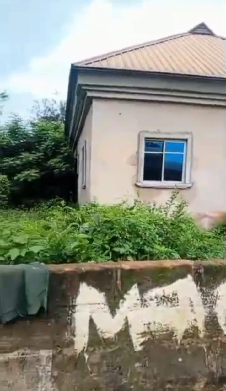 Bungalow for Sale in Ekehuaw road, Edo - Image 1