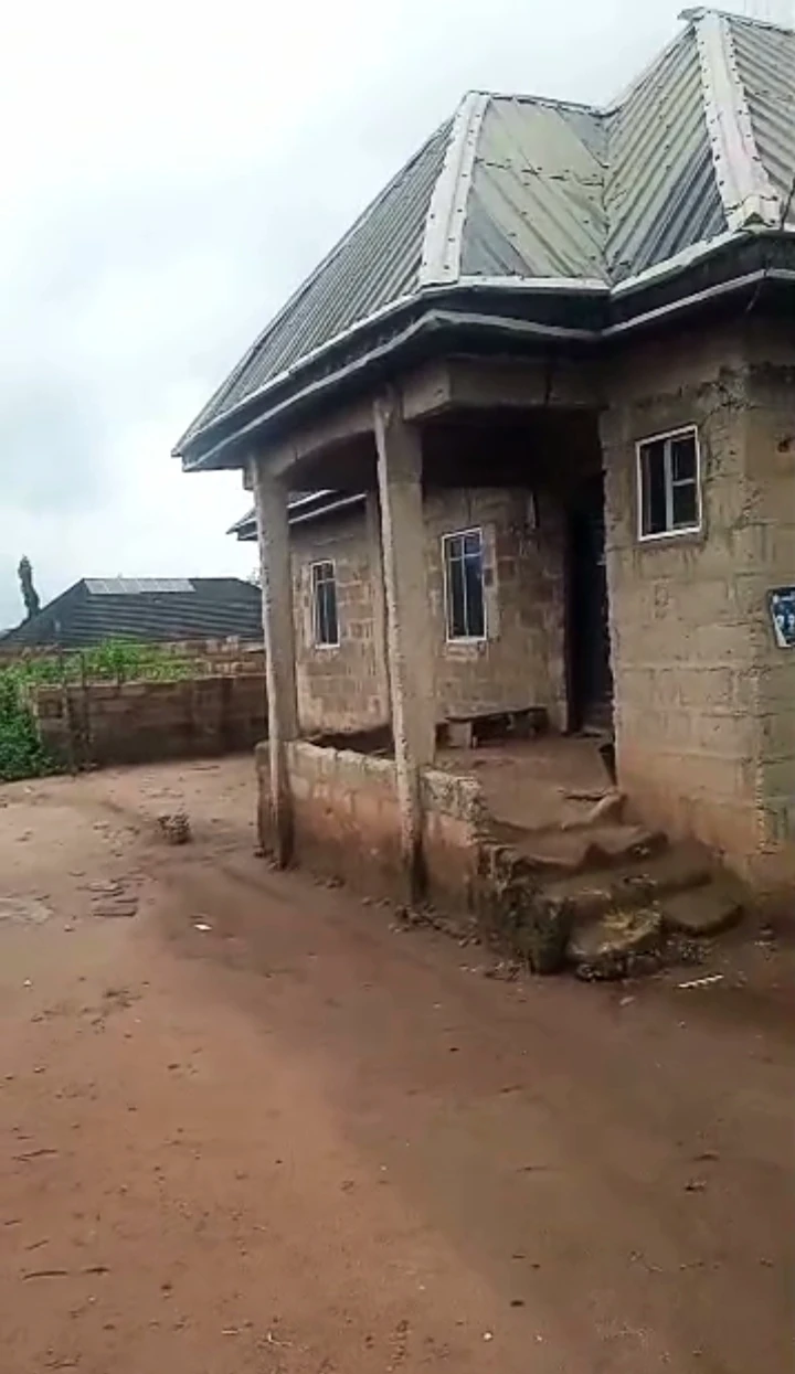Bungalow for Sale in Airport road, Edo cover picture