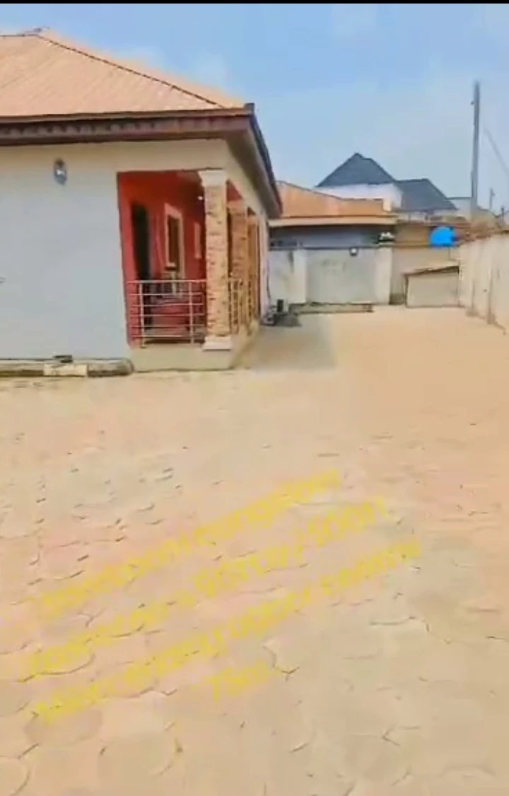 Bungalow for Sale in Miller road by Ugbor, Edo cover picture