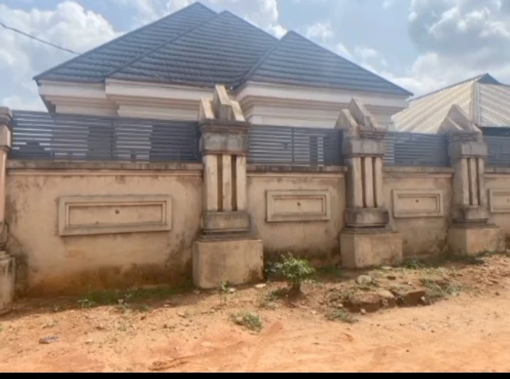 Bungalow for Sale in Evvboriaria sapele road, Edo cover picture