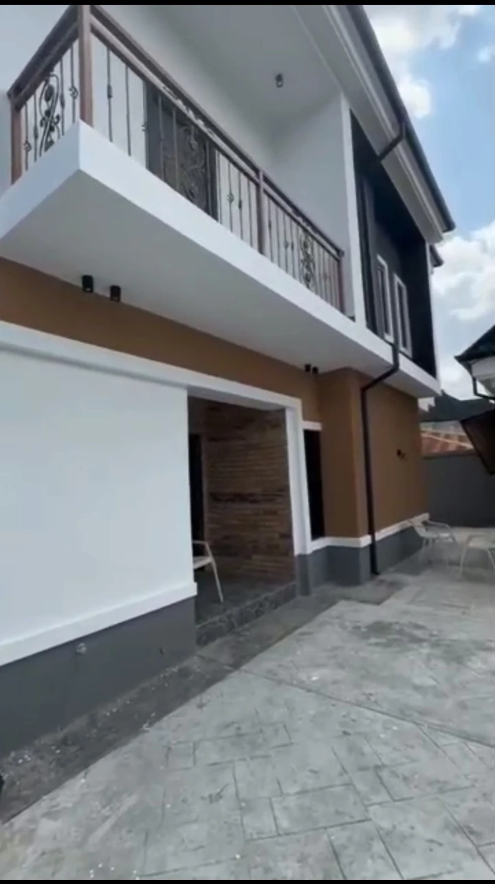 Duplex for Sale in Igbinosa off Irhirhi, Airport road, Benin City, Edo cover picture
