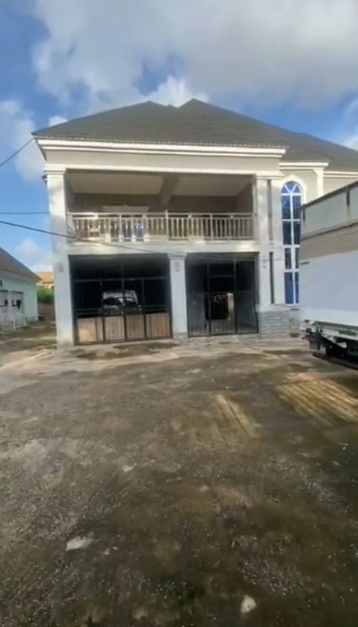 Duplex for Sale in Carribbean Estate off irhirhi Rd off airport road Arougba, Edo cover picture