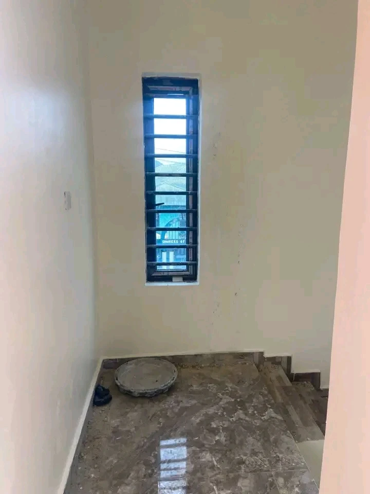 3 Bedroom Flat for Rent in Off nelson Mandela/school road, Akwa Ibom - Image 2