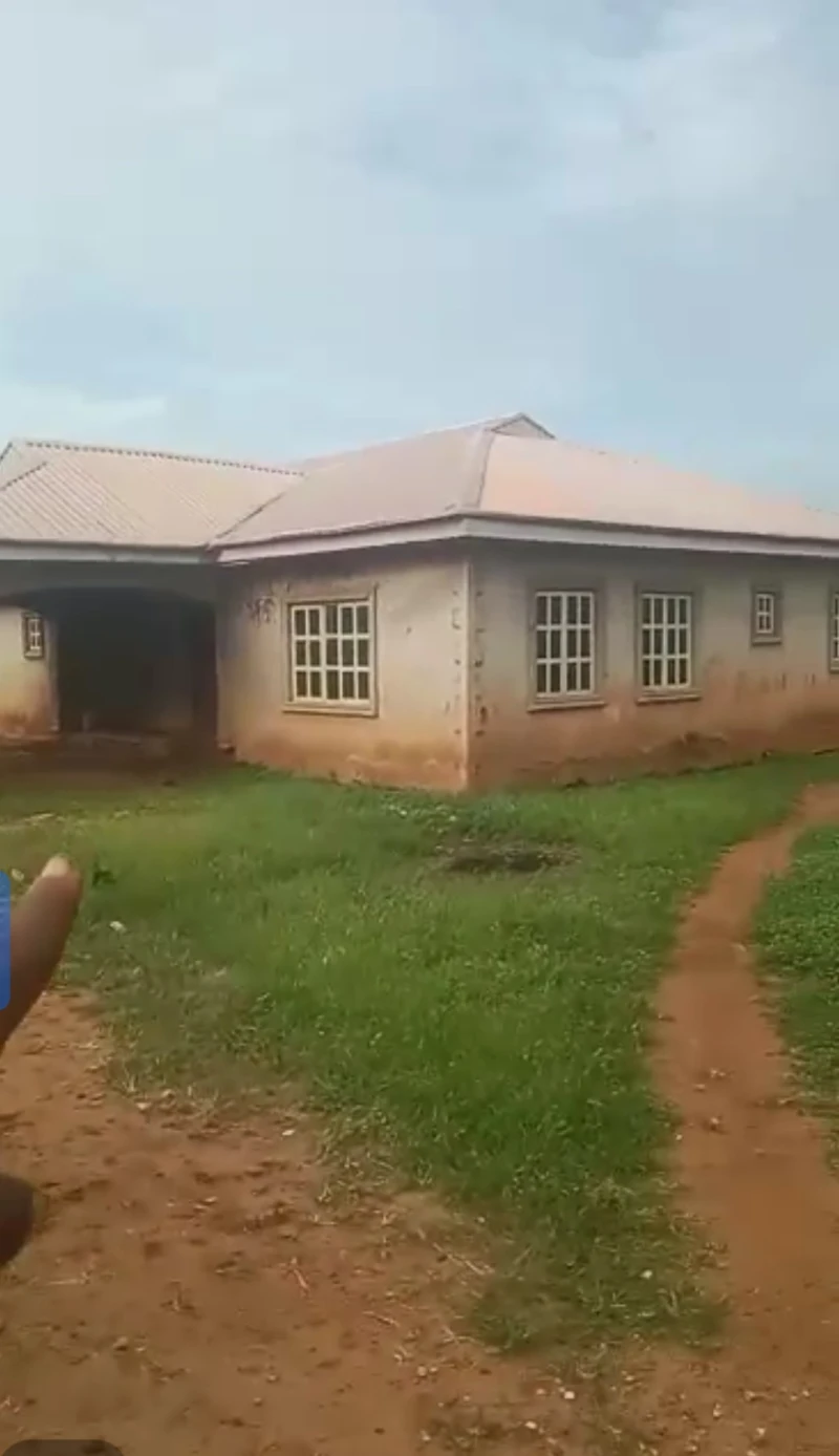 4 Bedroom Flat for Sale in General Hospital, Delta - Image 1
