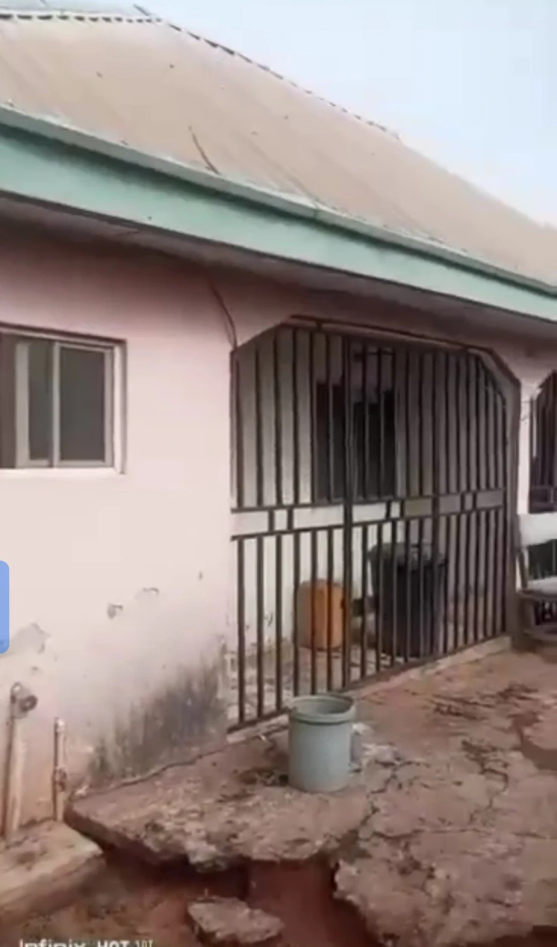 4 Bedroom Flat for Sale in Nwawolor road, Delta - Image 3