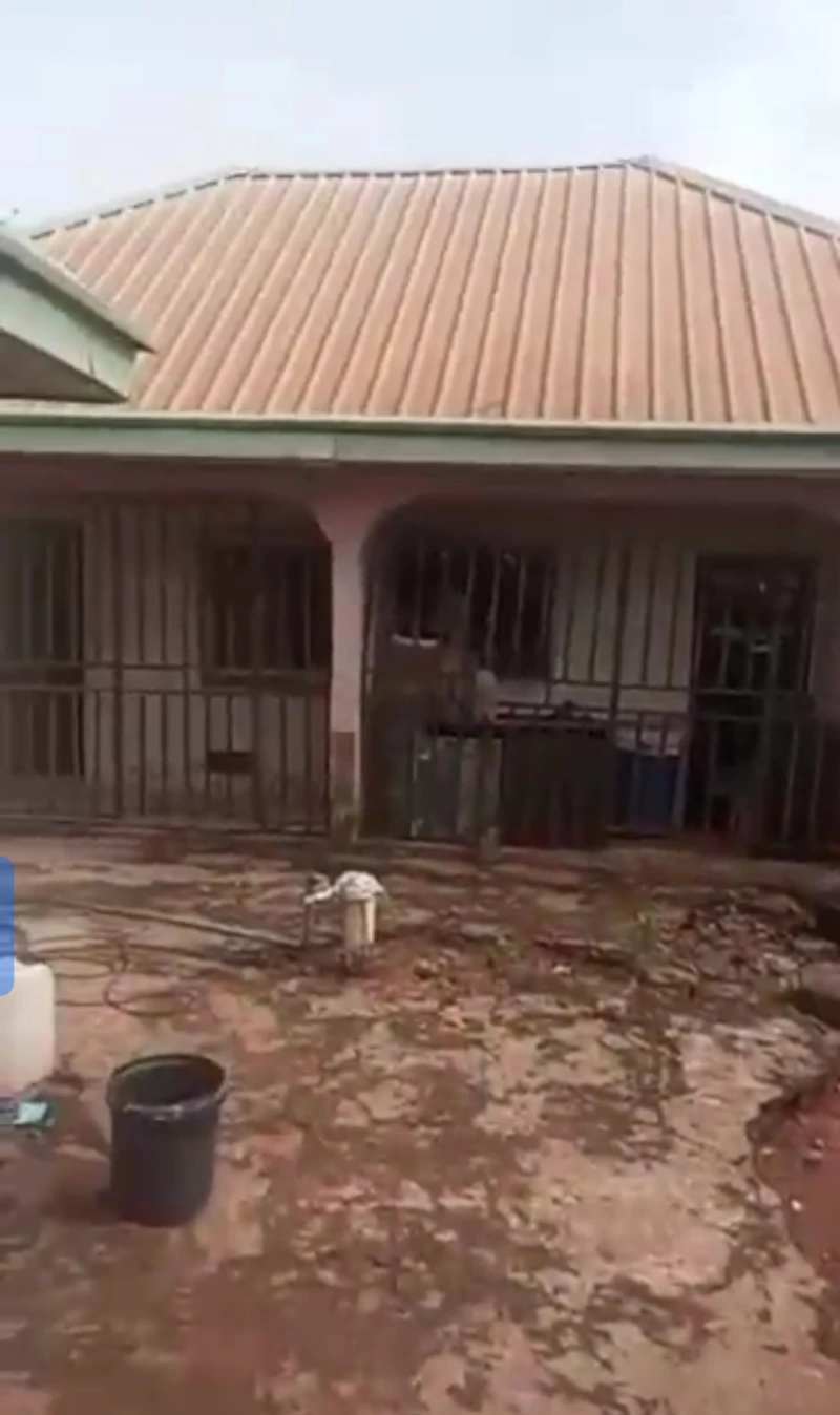4 Bedroom Flat for Sale in Nwawolor road, Delta - Image 1