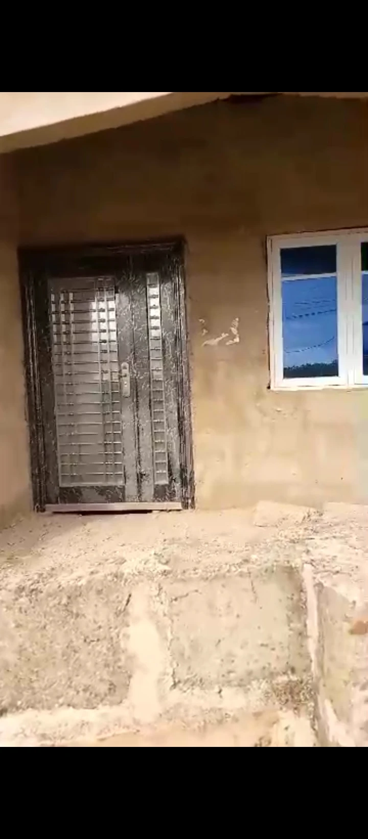 3 Bedroom Flat for Sale in Uhroho sapele road, Edo - Image 2