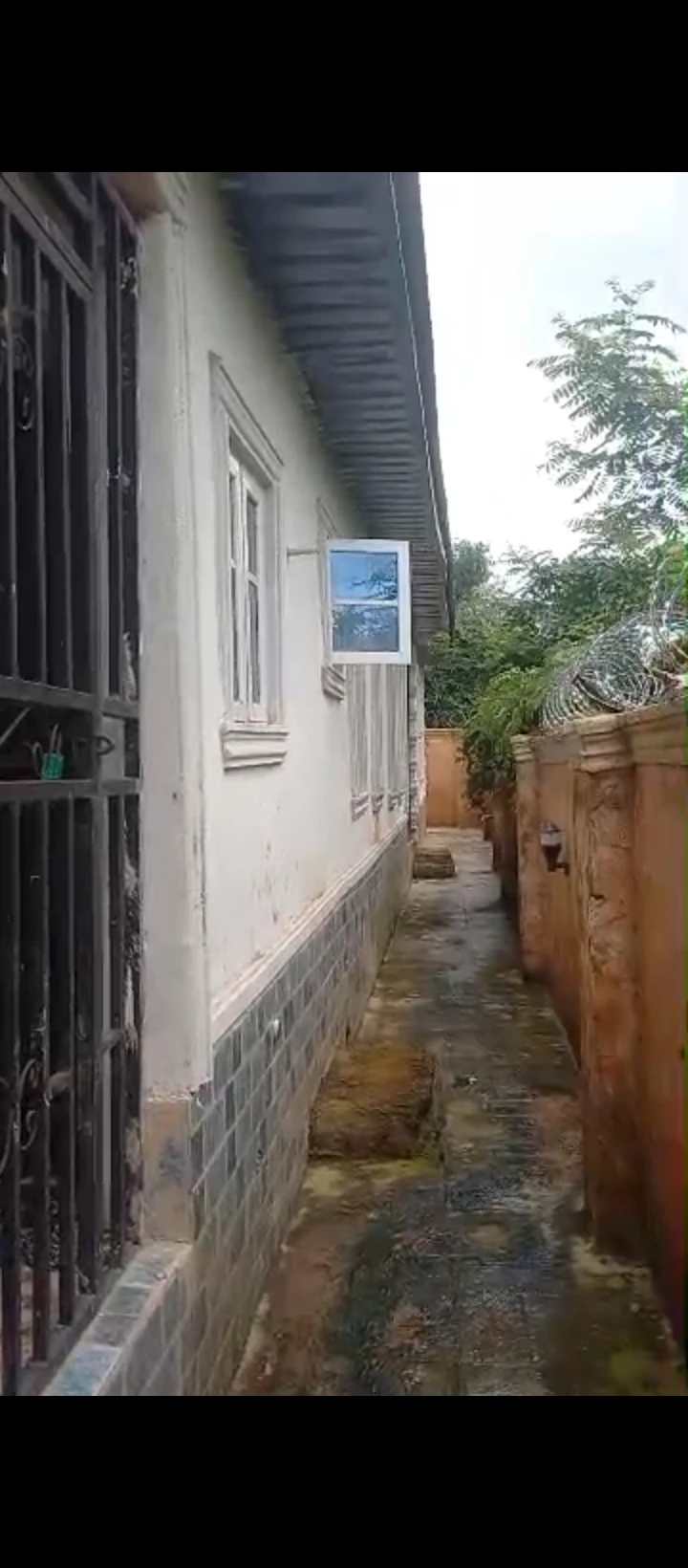 2 Bedroom Flat for Sale in Ekehuan road, Edo - Image 1