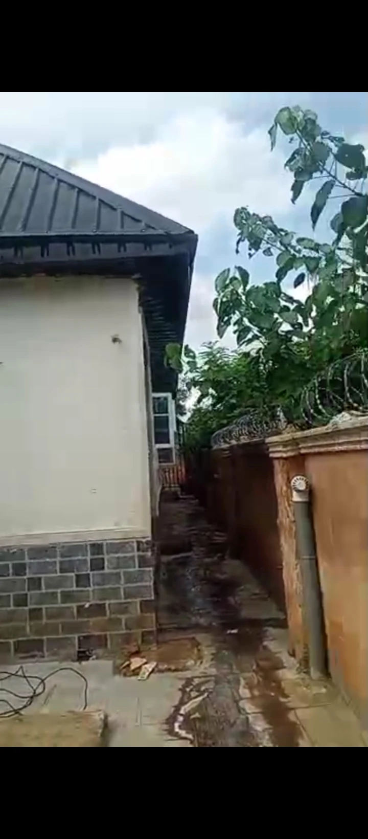 3 Bedroom Flat for Sale in Ekehuan road, Edo - Image 4