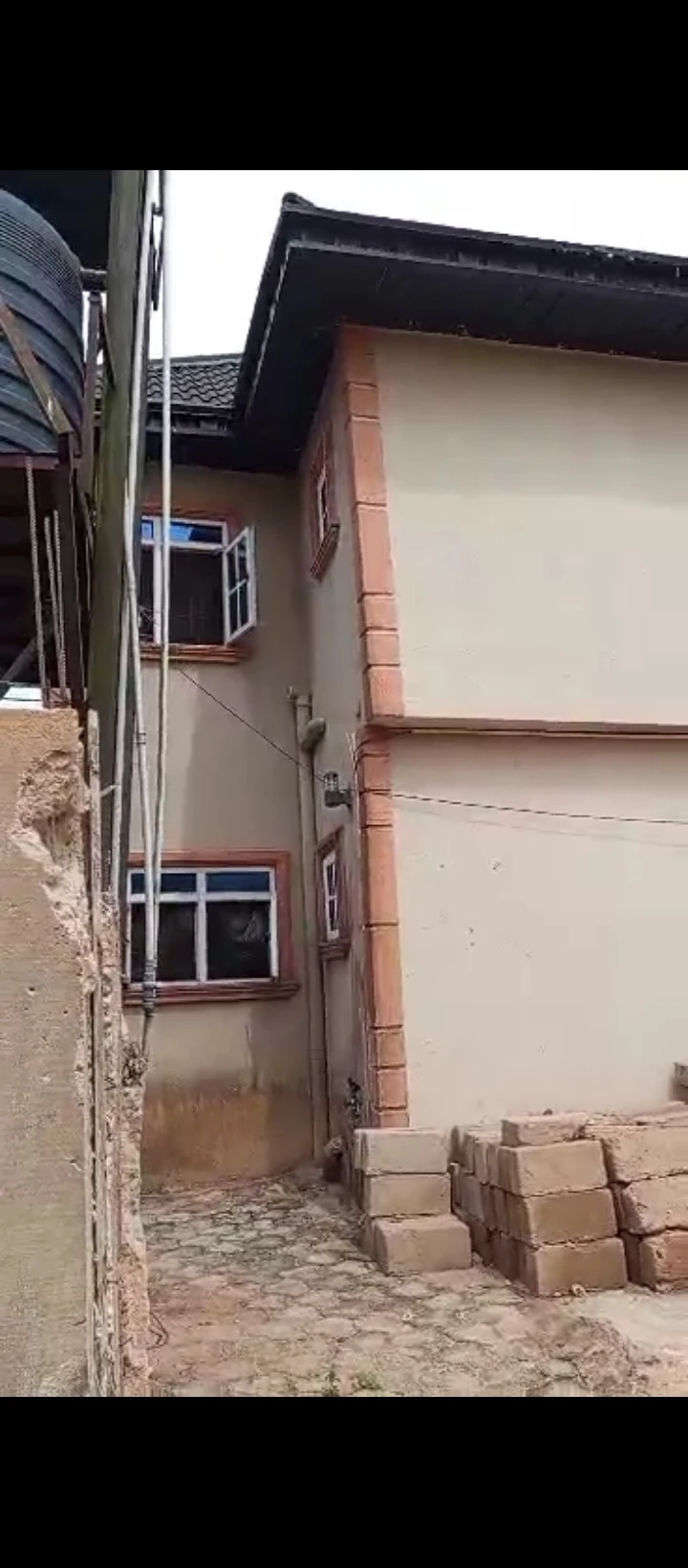 3 Bedroom Flat for Sale in Ogunmwenyi Ugbor, Edo - Image 2
