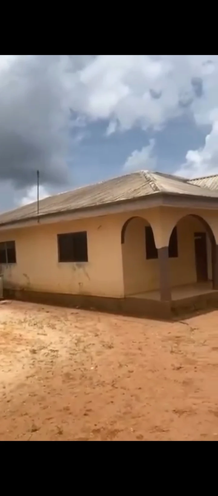 Bungalow for Sale in Ogunwenyin waec road off ugbor central Benin city., Edo cover picture