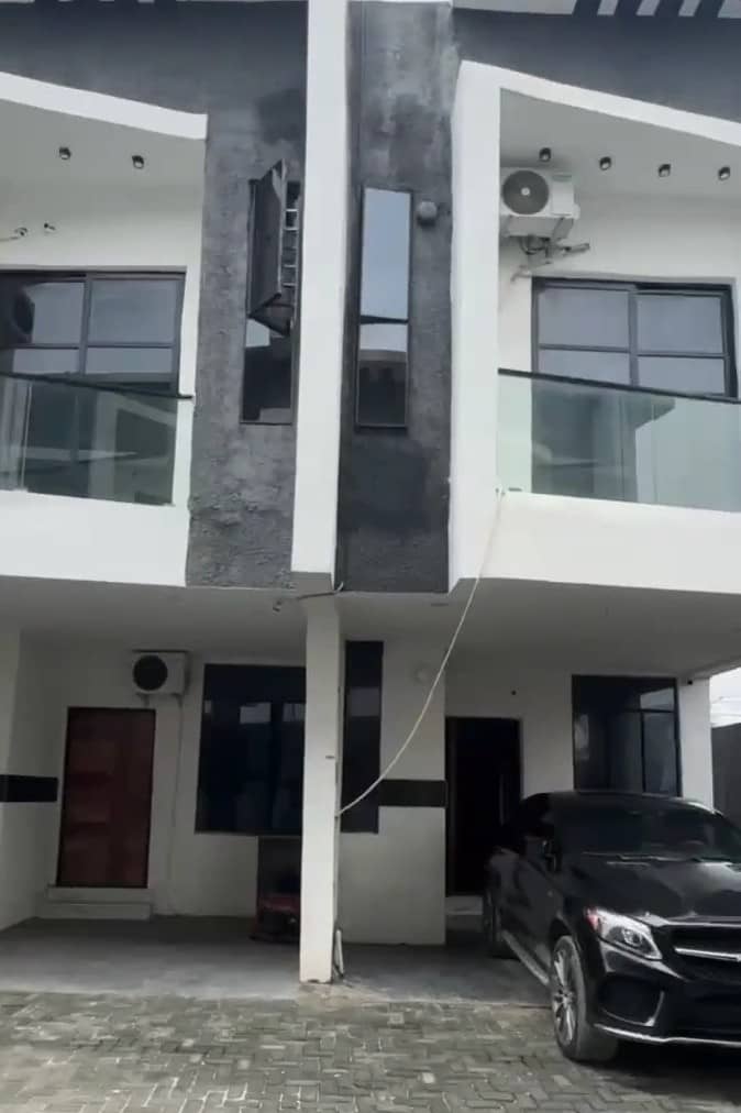 4 Bedroom Flat for Sale in Ikota, Lagos - Image 1