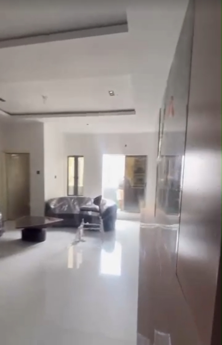 2 Bedroom Flat for Sale in GRA Phase 3, Rivers - Image 4