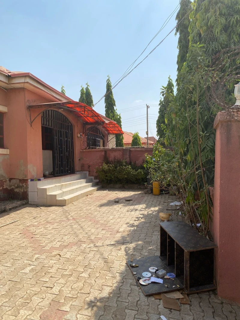 Bungalow for Rent in LUGBE INSIDE ESTATE TARRED ROAD, FCT