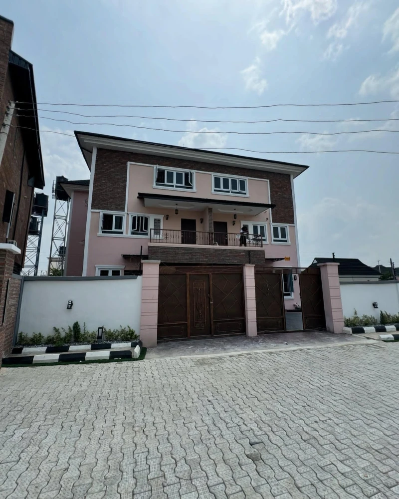 4 Bedroom Flat for Sale in G.R.A Port Harcourt, Rivers - Image 1