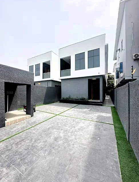 Duplex for Sale in Ologolo Lekki, Lagos cover picture