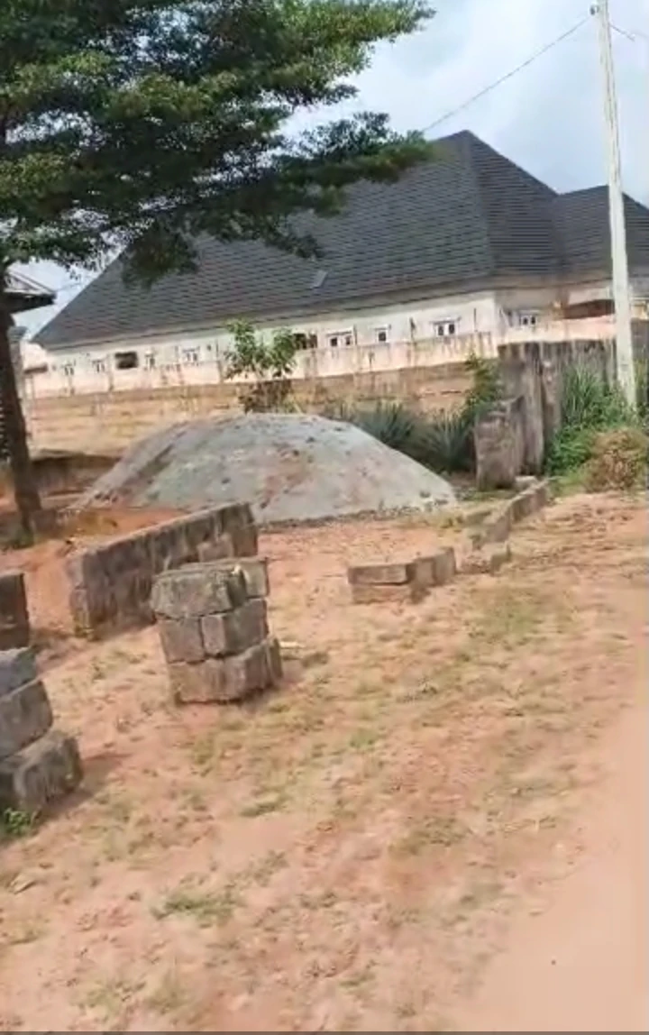 Land for Sale in Ohen road okhoromi community, Edo - Image 1
