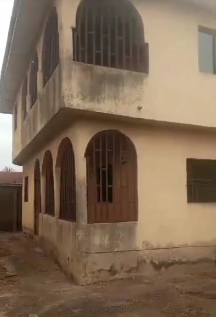 3 Bedroom Flat for Sale in Eyaen aduwawa, Edo - Image 1